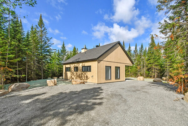 Chalet Stavhus entrée et stationnement